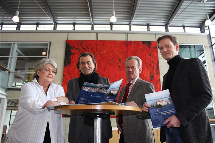 Bei der Pr&auml;sentation der neuen Brosch&uuml;re im B&uuml;rgerhaus Burghausen: (v.l.n.r.) Cornelia H&ouml;bold (Agenturleiterin cfd), Hans Steindl (1. B&uuml;rgermeister Stadt Burghausen), Anton Steinberger (Gesch&auml;ftfs&uuml;hrer WiF&ouml;G), Markus Koch (KommExpert).