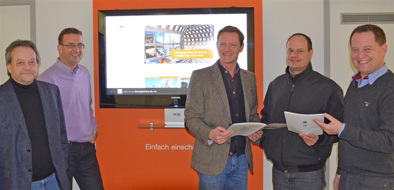 Bekanntheitsschub durch KommExpert f&uuml;r die Kreutzpointner-Unternehmensgruppe: (von rechts) Kaufm&auml;nnischer Leiter Florian Schneider, Firmenchef Fritz Kreutzpointner, KommExpert-Agenturinhaber Markus Koch sowie Personalleiter Felix Aumayr und Geb&auml;udetechnik-Fachbereichsleiter Bernhard Ehegartner. 