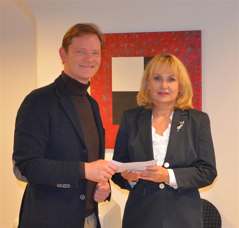 Spendenübergabe an den Sozialfonds der Stadt Burghausen: Markus Koch und Sozialamtsleiterin Helga Dorfner.