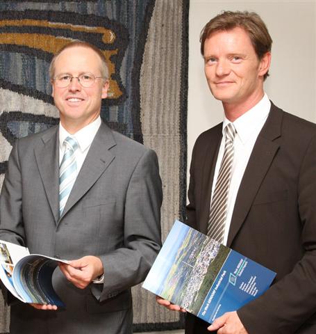 Pressesprecher Markus Koch (rechts) InfraServ Gendorf und Werksleiter Dr. Bernhard Langhammer