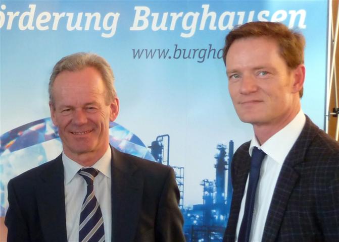 Anton Steinberger (links), WiföG-Geschäftsführer, und Markus Koch, KommExpert Burghausen.