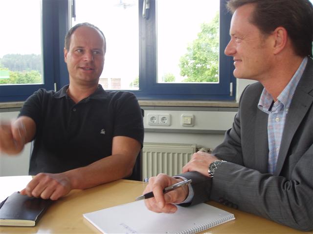 Fritz Kreutzpointner (links) von Elektro Kreutzpointner Burghausen mit KommExpert Markus Koch.