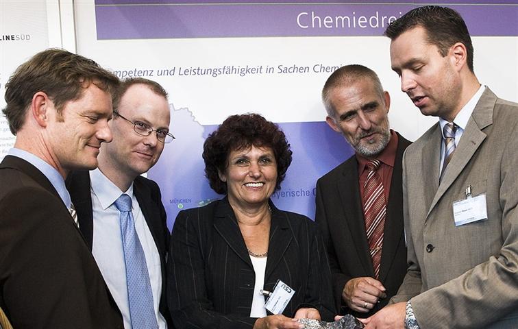 Stephan Mayer MdB (rechts) mit MdL Ingrid Heckner und den Pressesprechern des ChemDelta Bavaria.